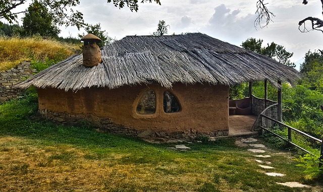 Dom z hliny v tvare kruhu s terasou.jpg